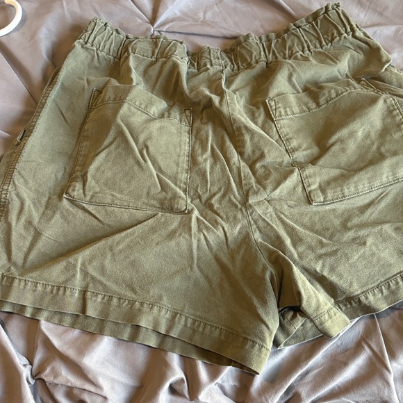LOFT Khaki Women's Cargo Shorts - Picture 3 of 5